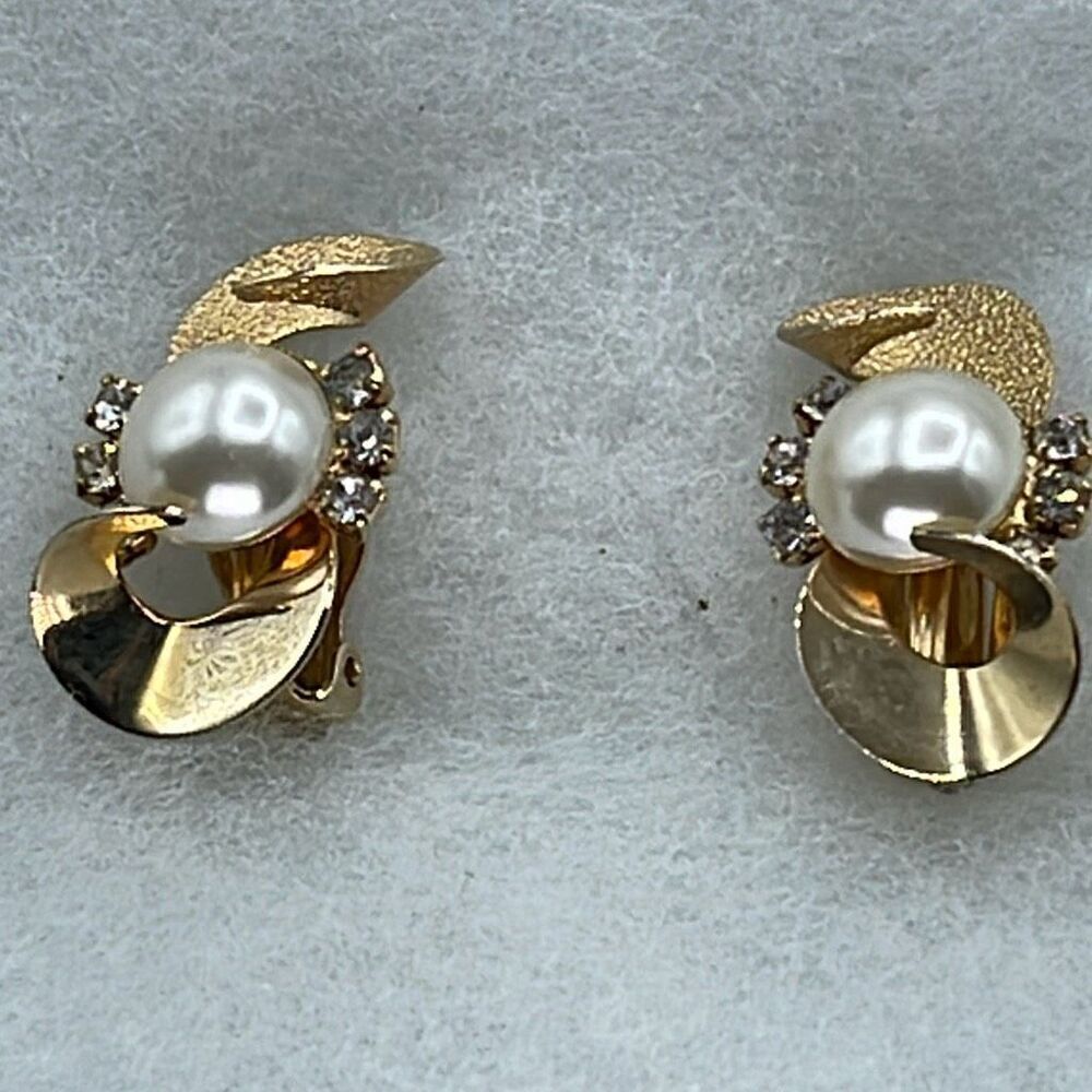 Vintage faux pearl rhinestone clip back earrings